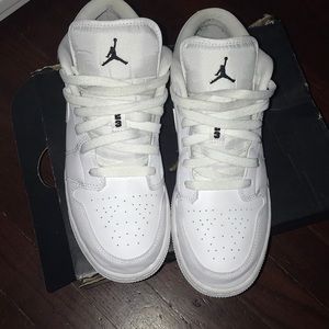 Air Jordan’s 1 low BG size: 5.5 Y